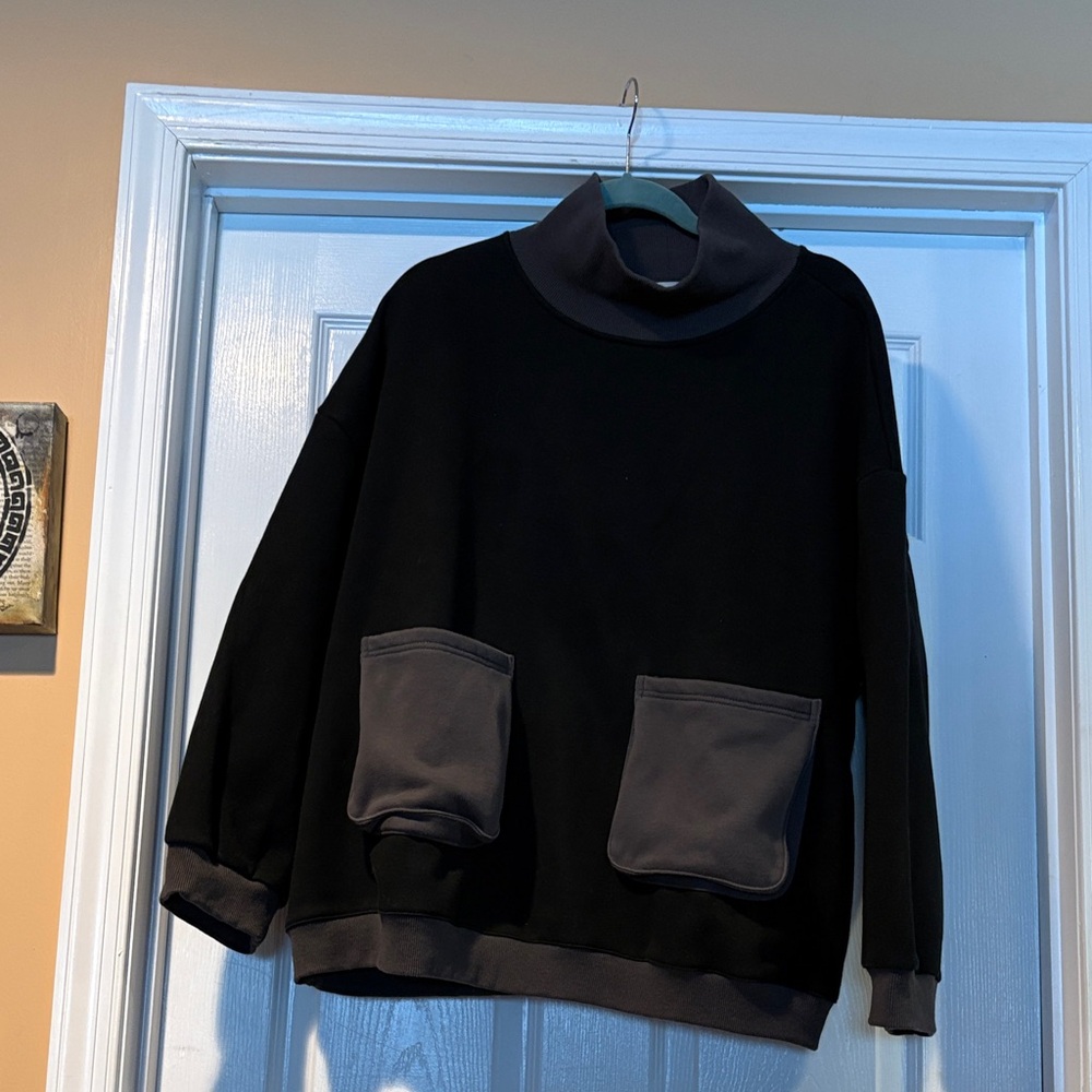 Stylish Black Turtleneck Sweatshirt with Pockets